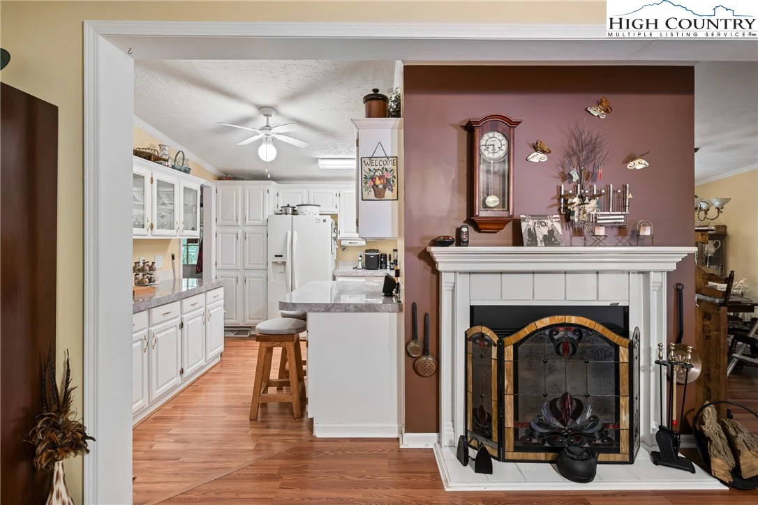 Image number 16 for the current listing
