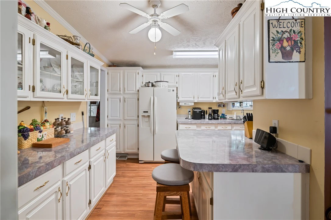 Image number 15 for the current listing