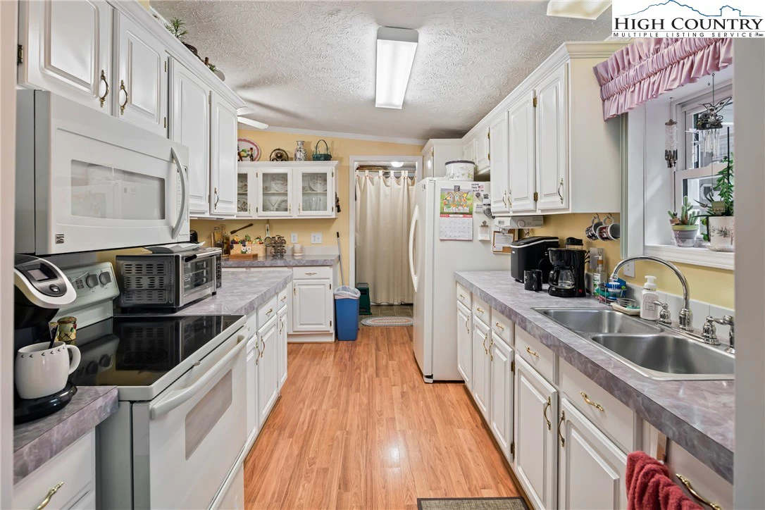 Image number 2 for the current listing