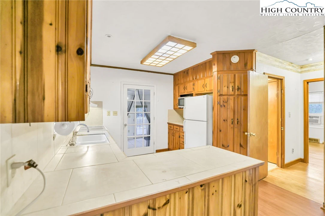 Image number 19 for the current listing
