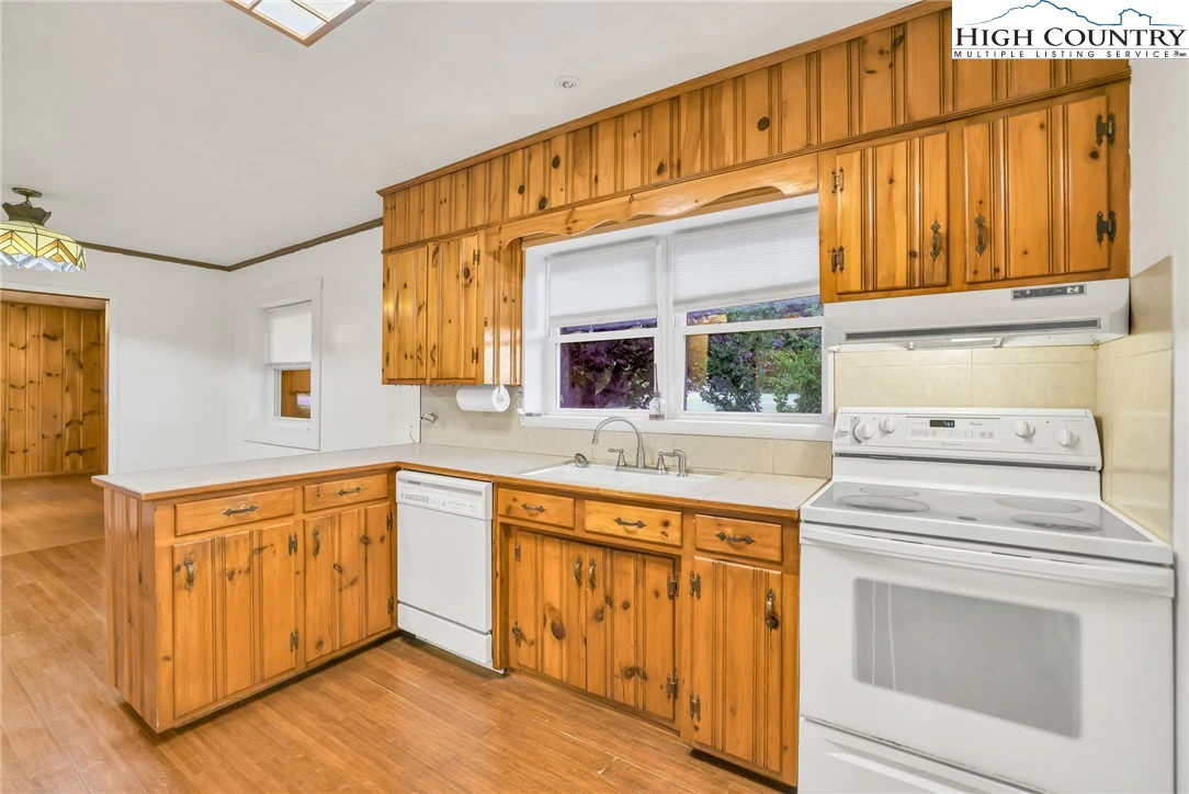 Image number 21 for the current listing