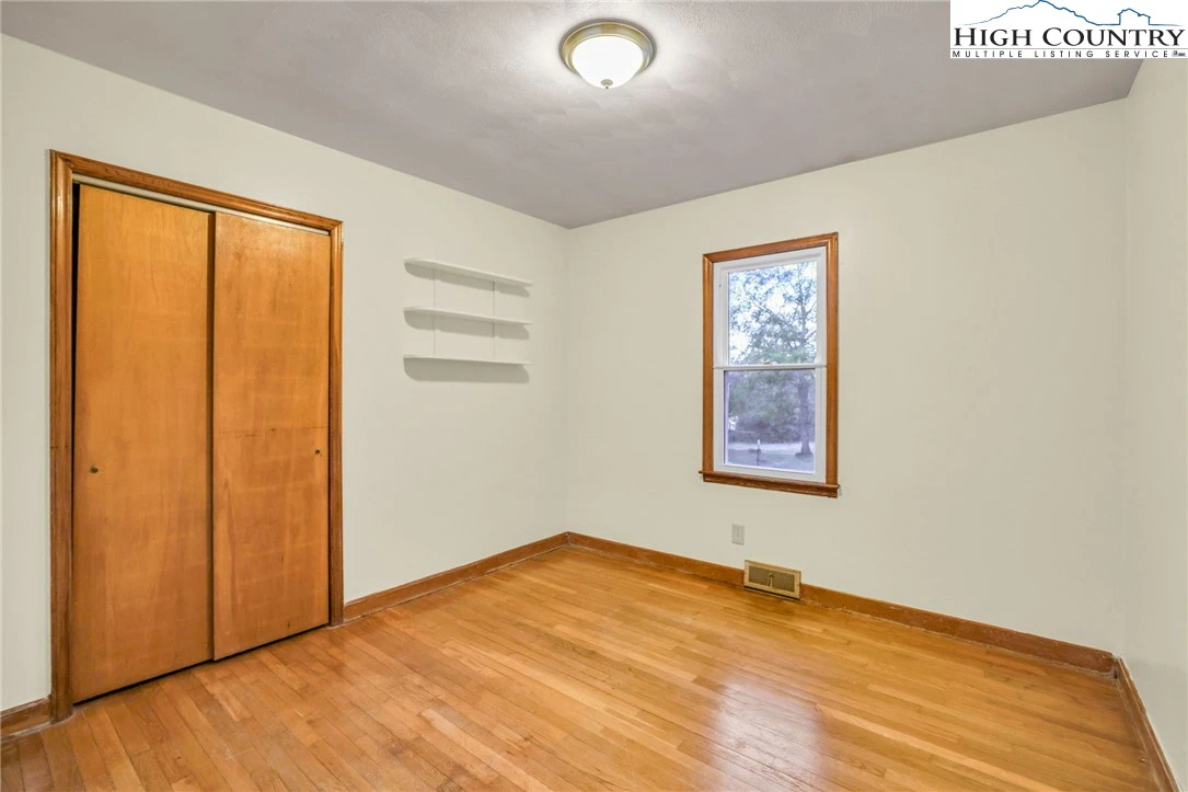 Image number 3 for the current listing