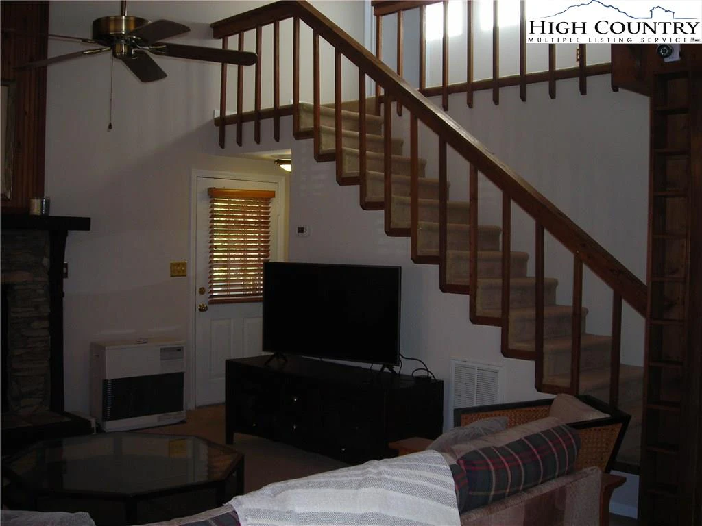 Image number 17 for the current listing