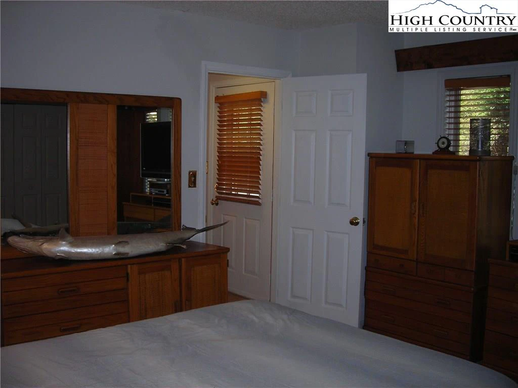 Image number 2 for the current listing