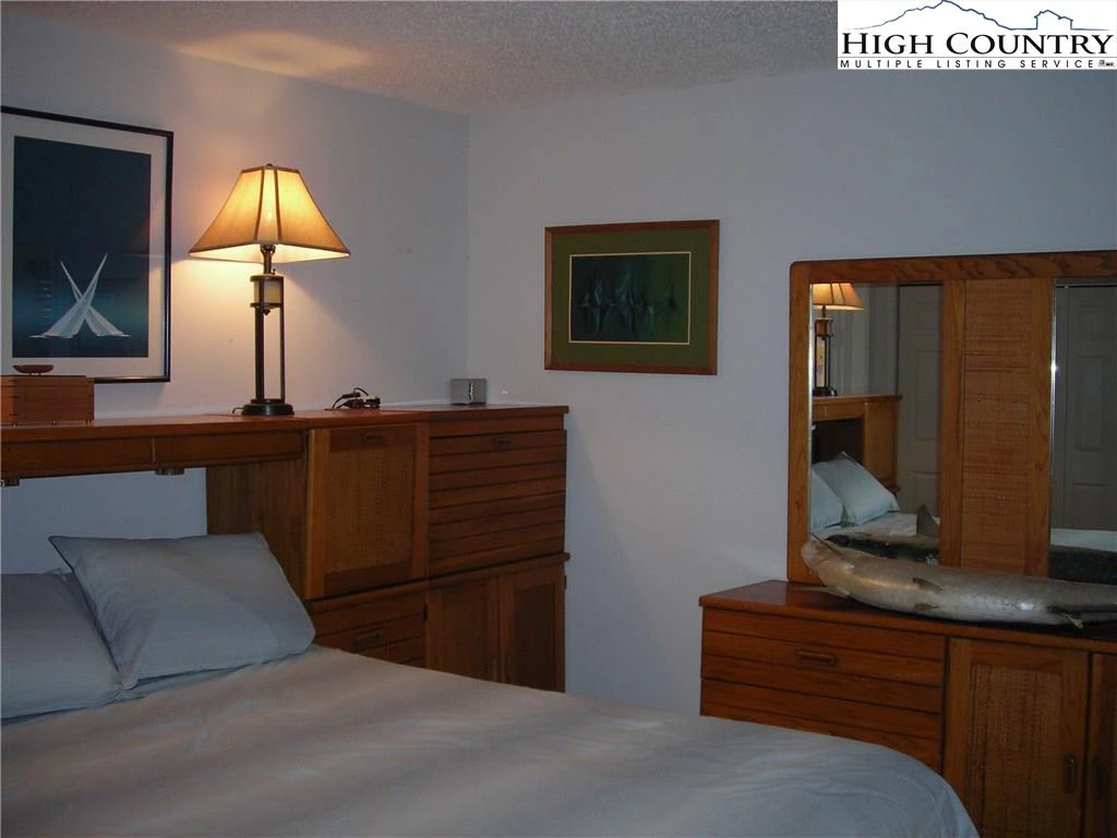 Image number 15 for the current listing