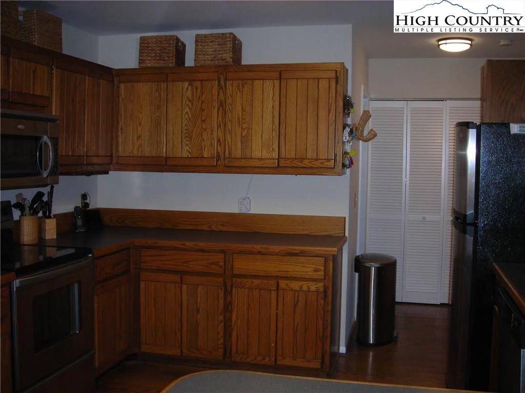 Image number 21 for the current listing