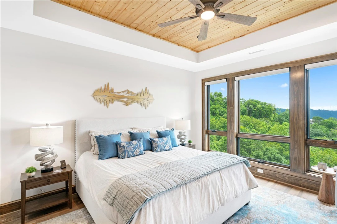 Image number 13 for the current listing