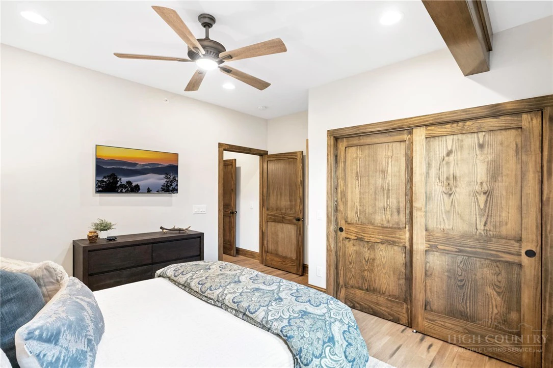 Image number 19 for the current listing