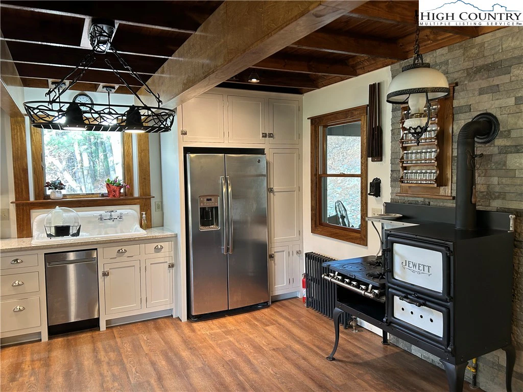 Image number 2 for the current listing