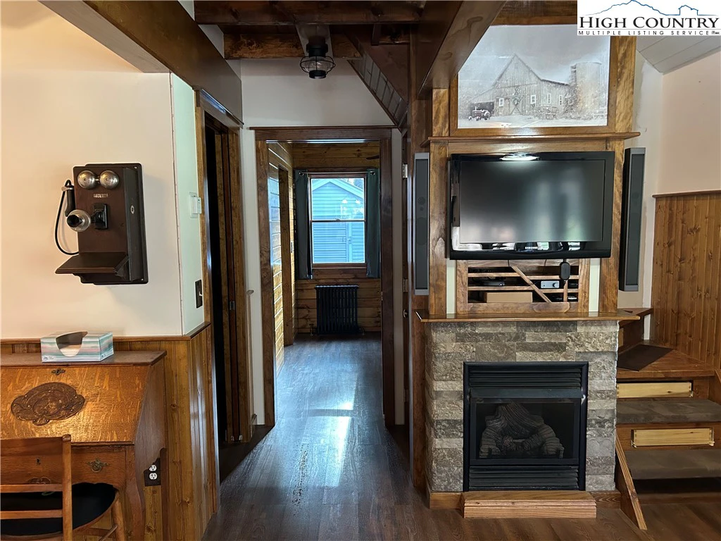Image number 14 for the current listing