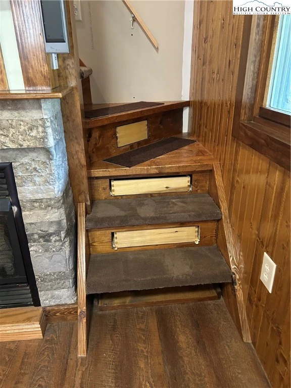 Image number 9 for the current listing