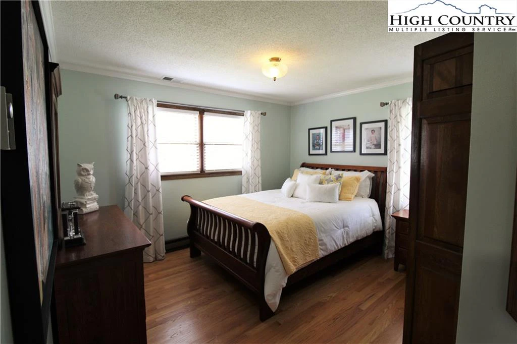 Image number 11 for the current listing