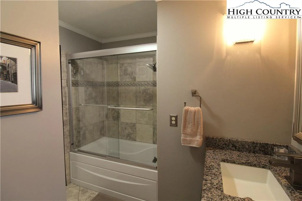 Image number 4 for the current listing