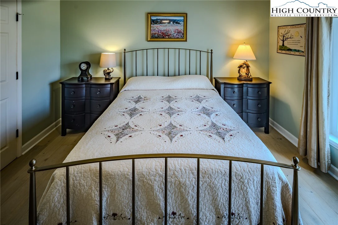Image number 9 for the current listing