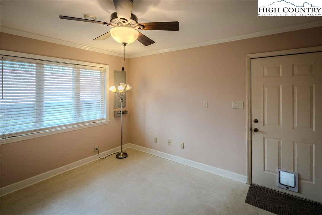 Image number 11 for the current listing