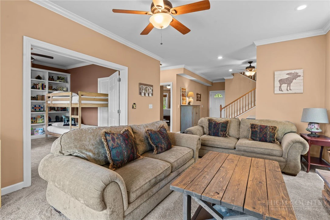 Image number 11 for the current listing