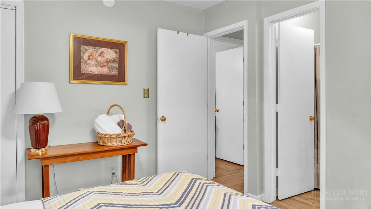 Image number 15 for the current listing