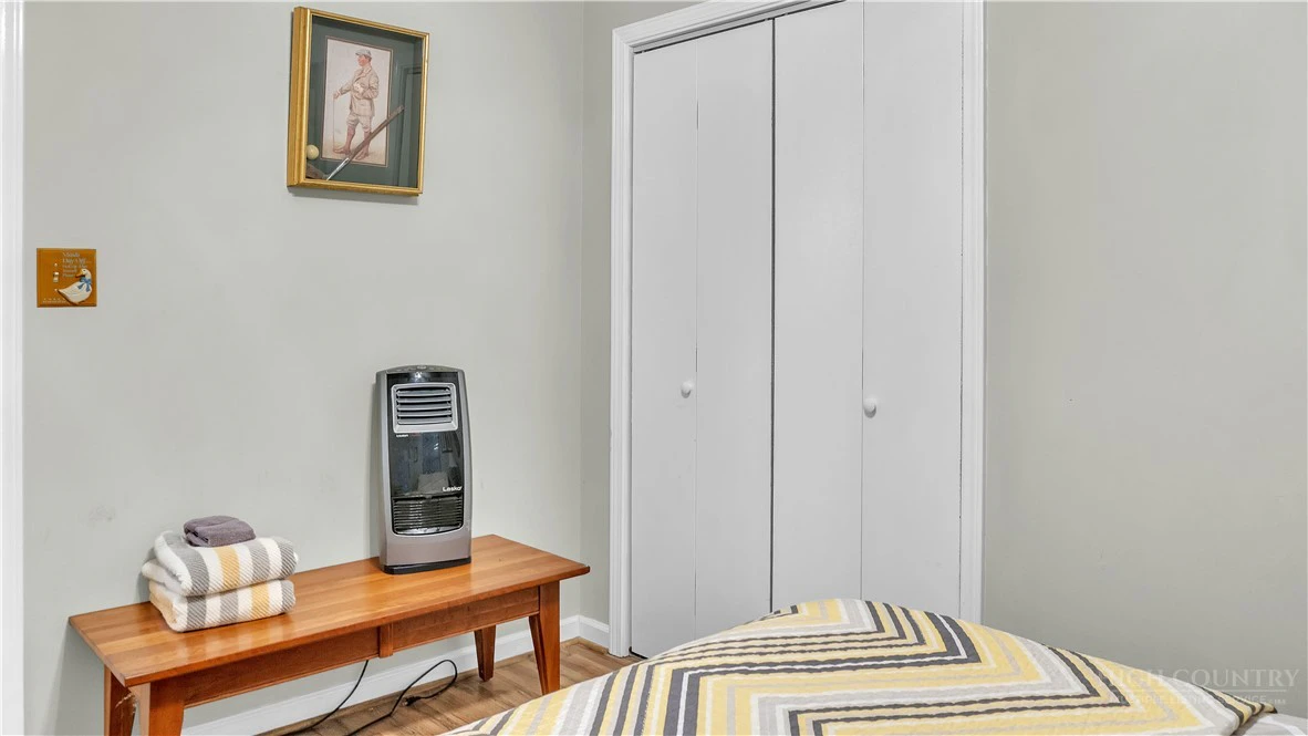 Image number 17 for the current listing