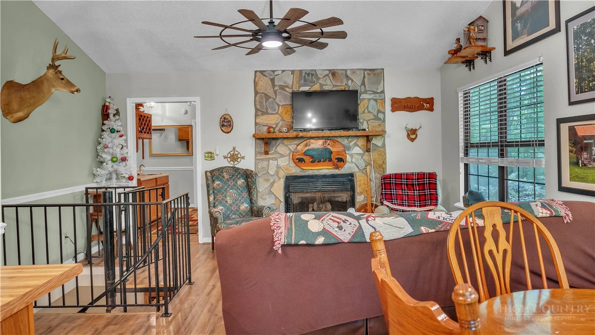 Image number 8 for the current listing