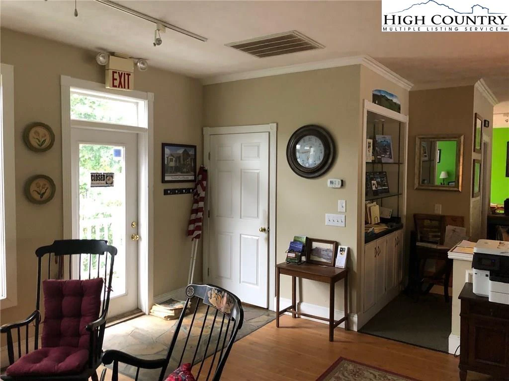 Image number 11 for the current listing