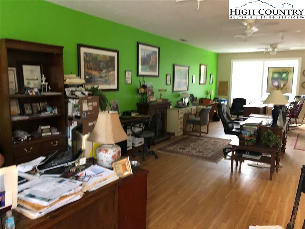 Image number 3 for the current listing