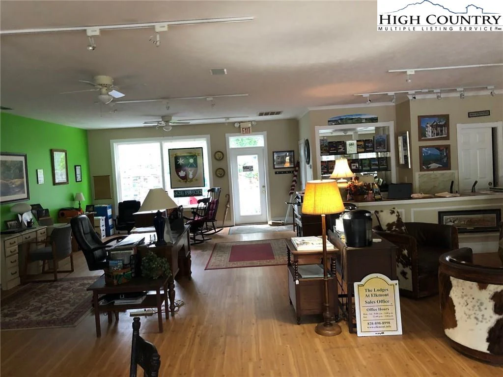 Image number 4 for the current listing