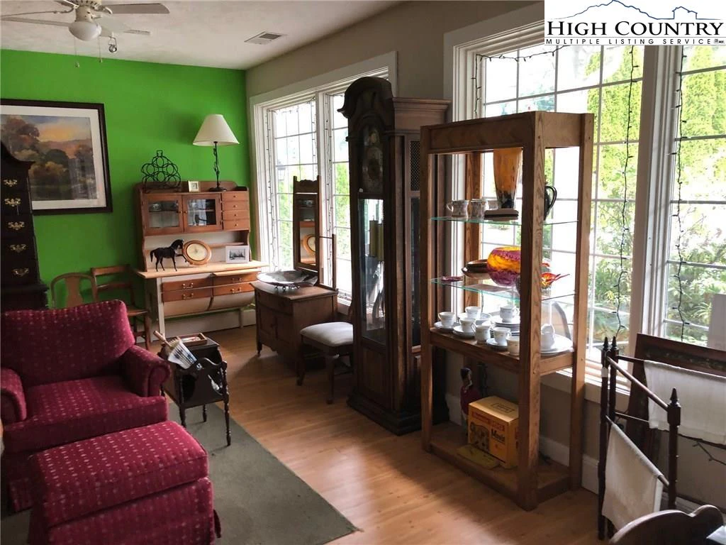 Image number 7 for the current listing