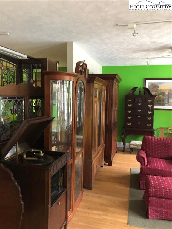 Image number 8 for the current listing