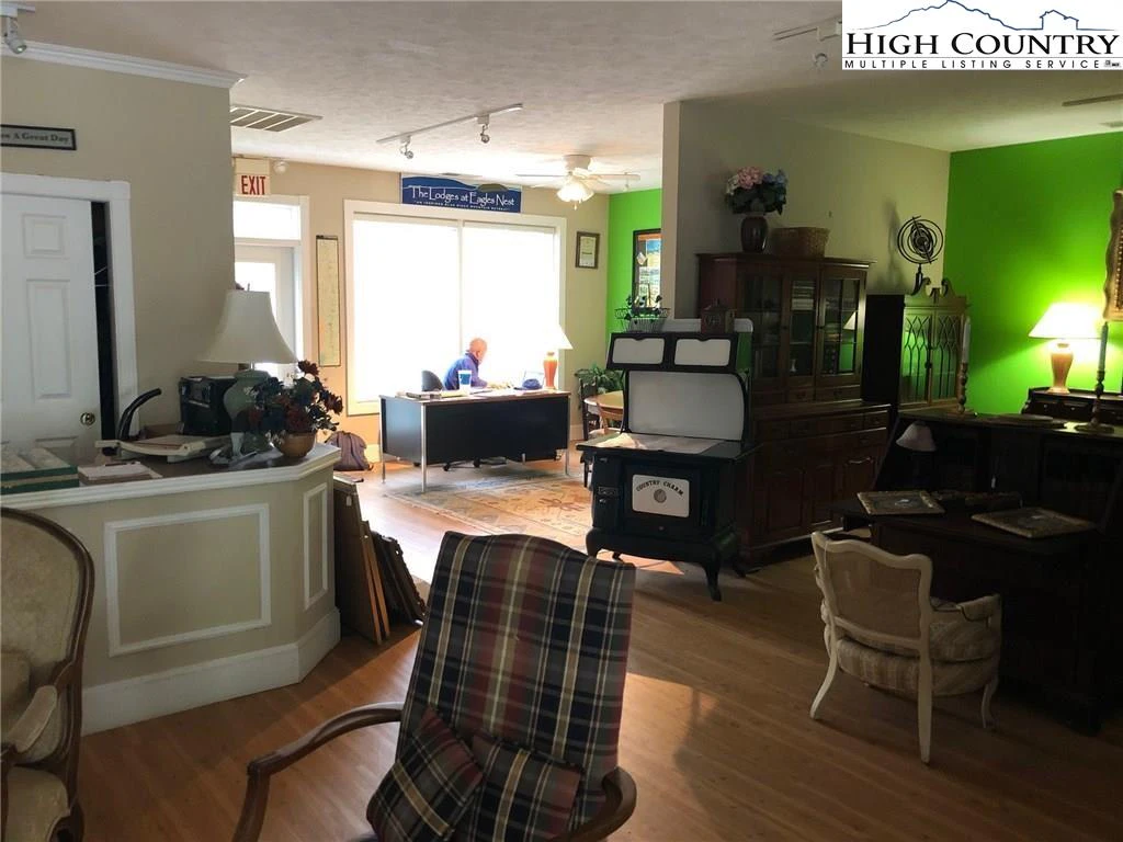 Image number 9 for the current listing