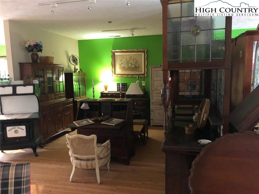 Image number 10 for the current listing