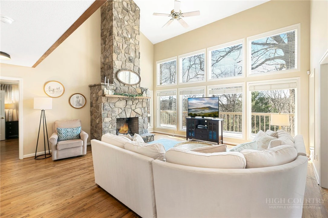 Image number 3 for the current listing