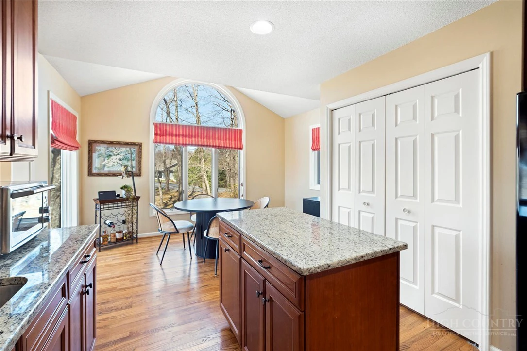 Image number 13 for the current listing