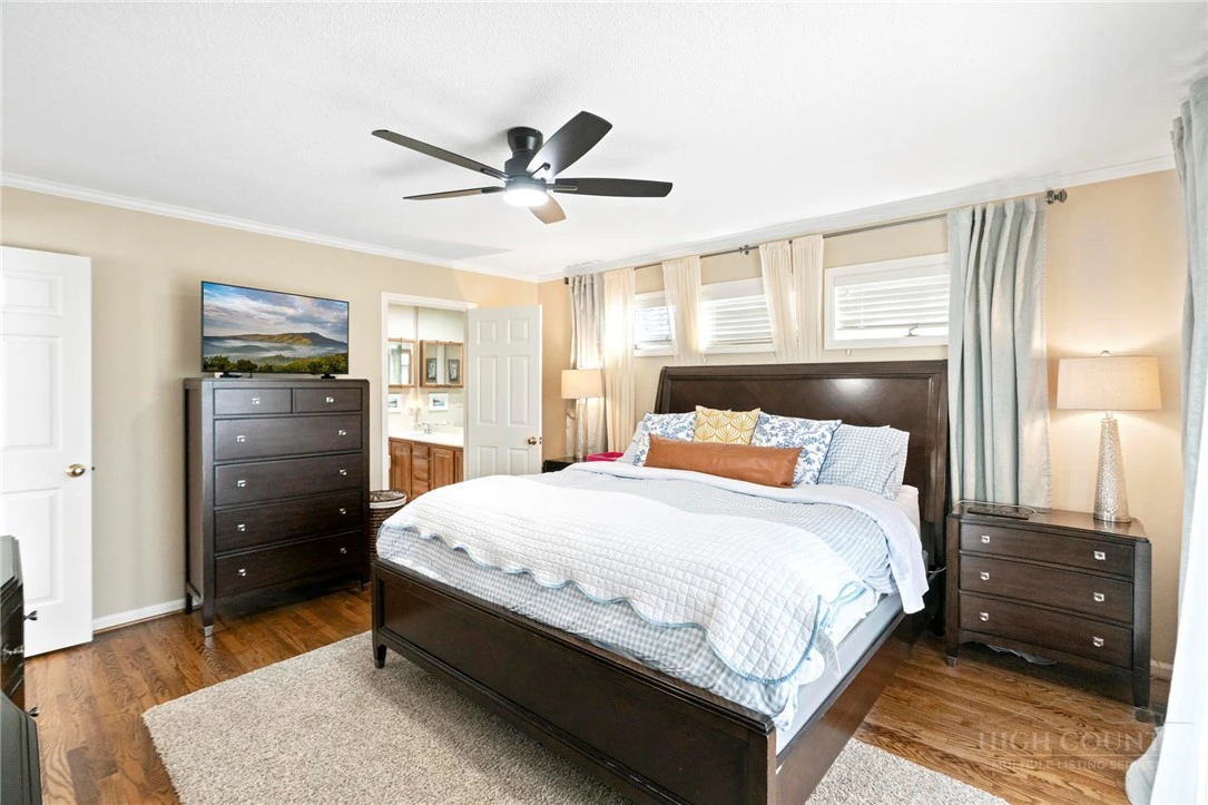 Image number 19 for the current listing