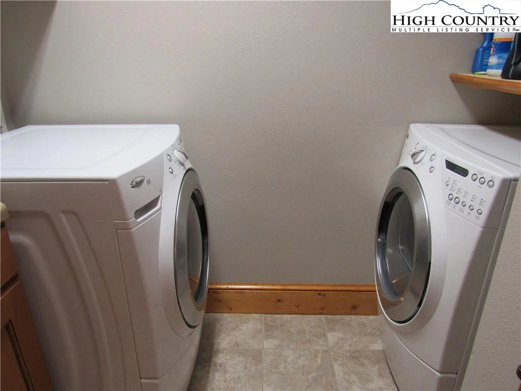 Image number 5 for the current listing