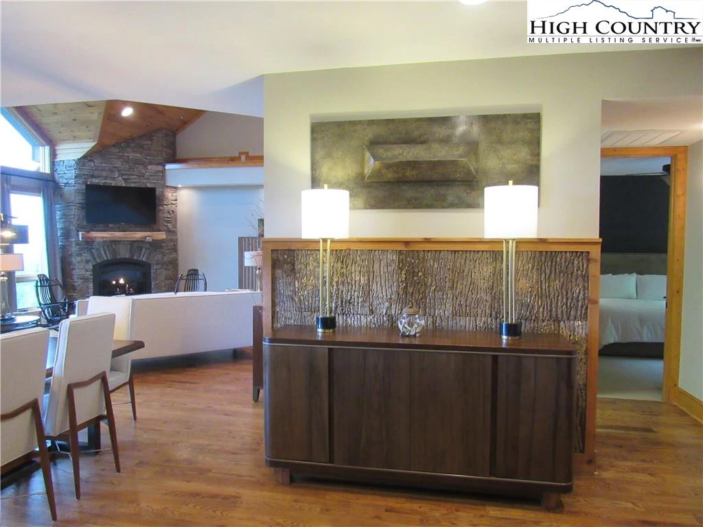 Image number 2 for the current listing