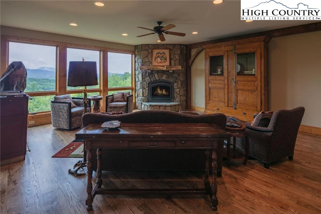 Image number 19 for the current listing