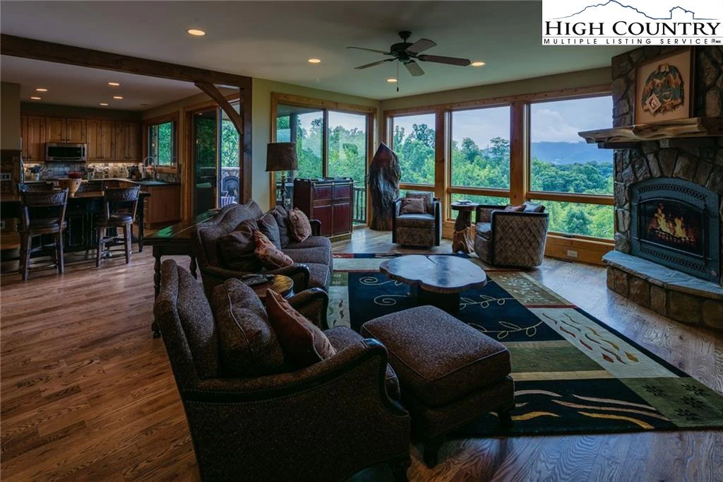 Image number 18 for the current listing