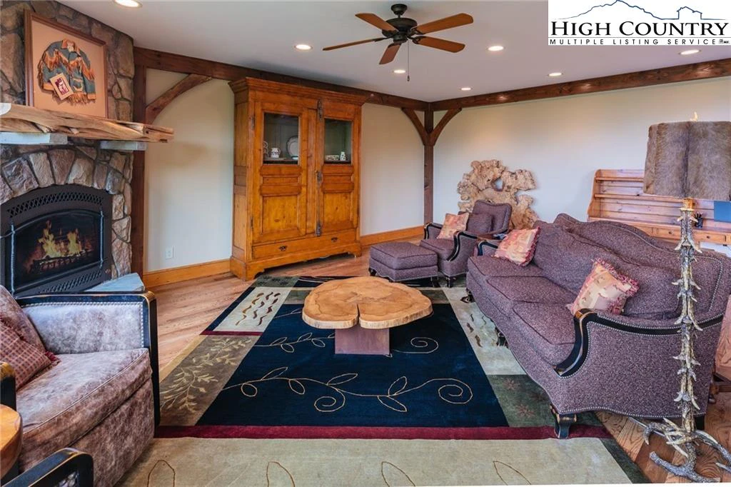 Image number 17 for the current listing