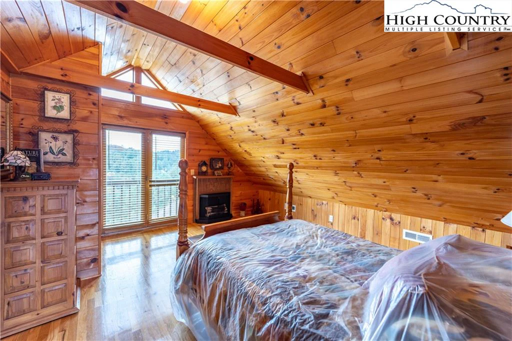 Image number 4 for the current listing
