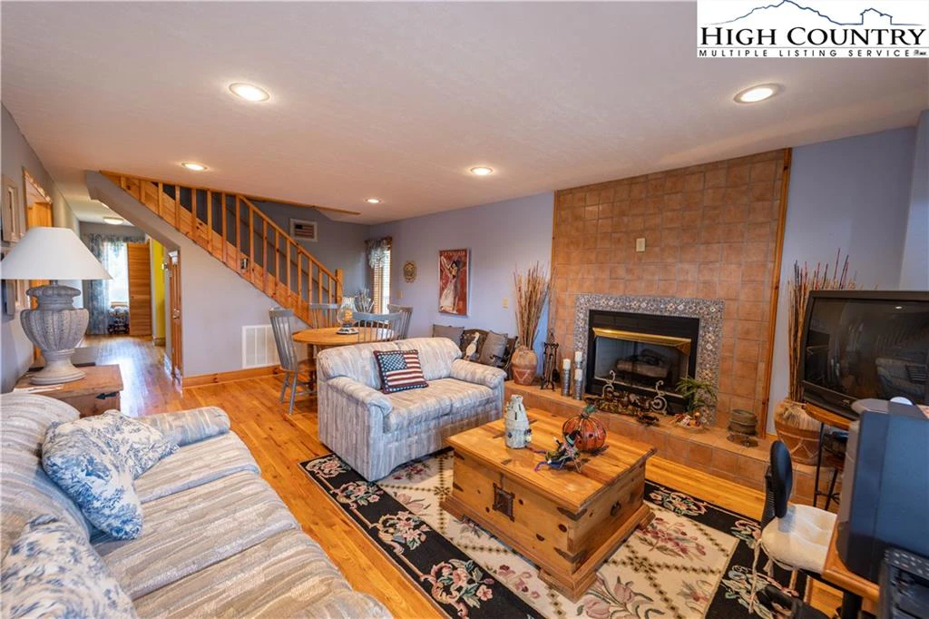 Image number 14 for the current listing