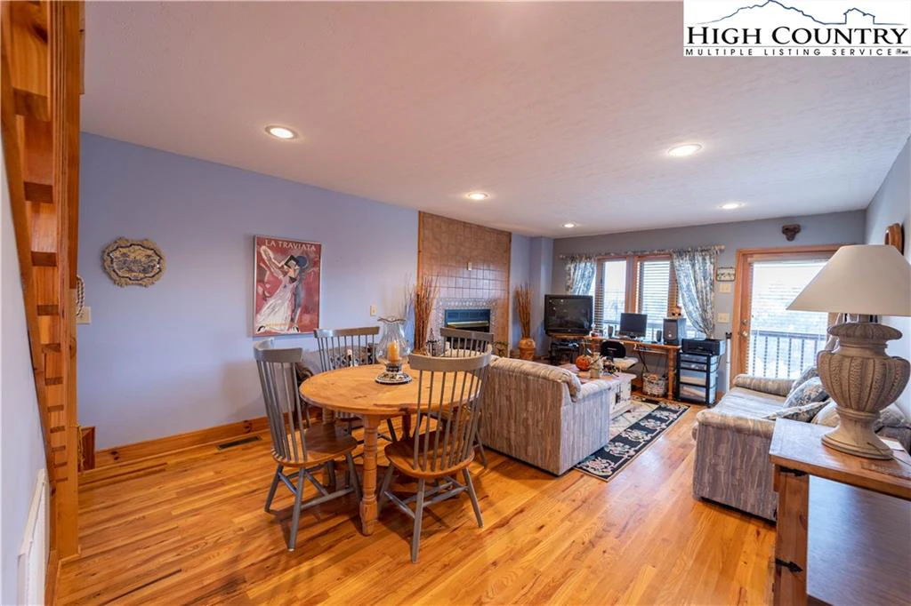 Image number 16 for the current listing