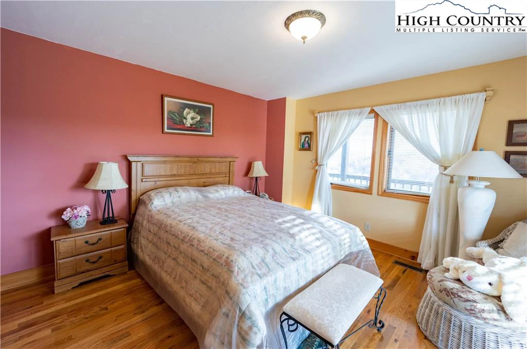 Image number 17 for the current listing