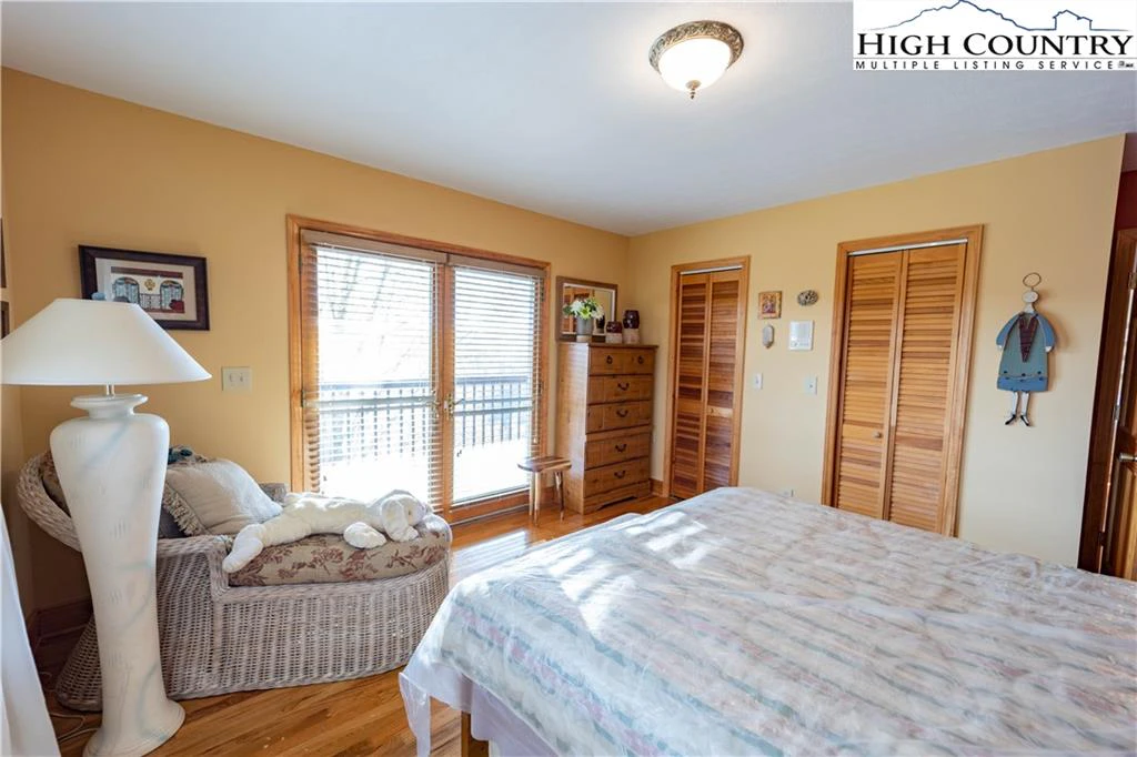 Image number 18 for the current listing
