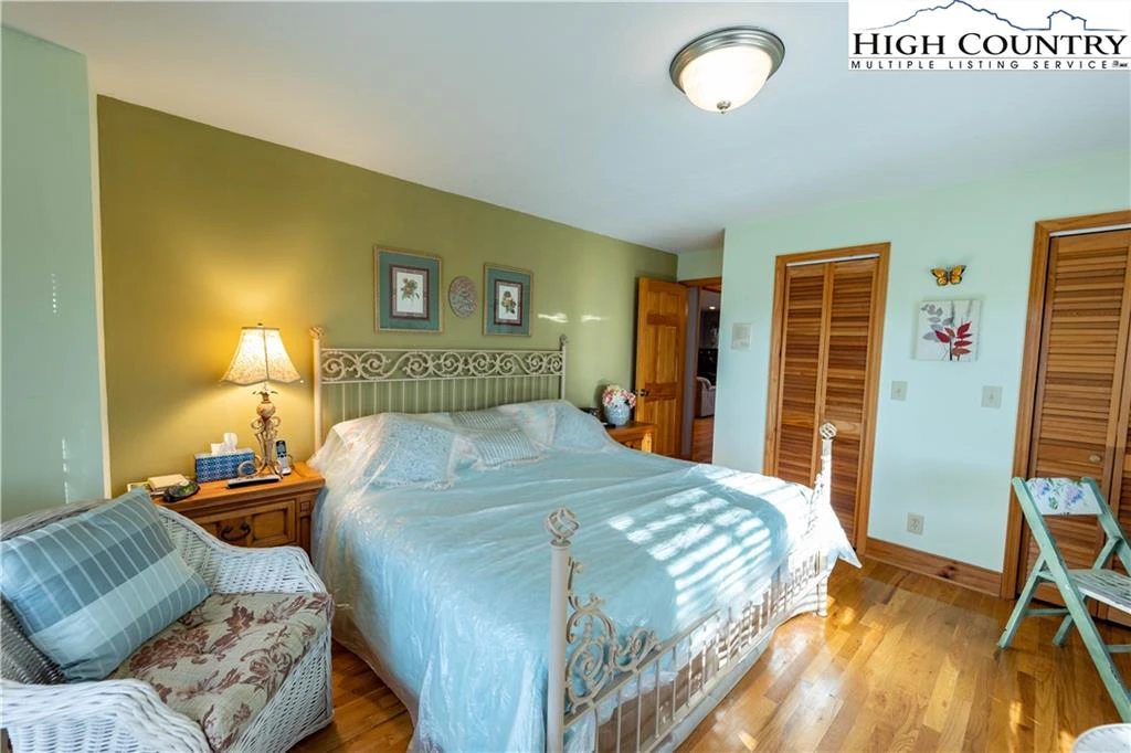 Image number 19 for the current listing