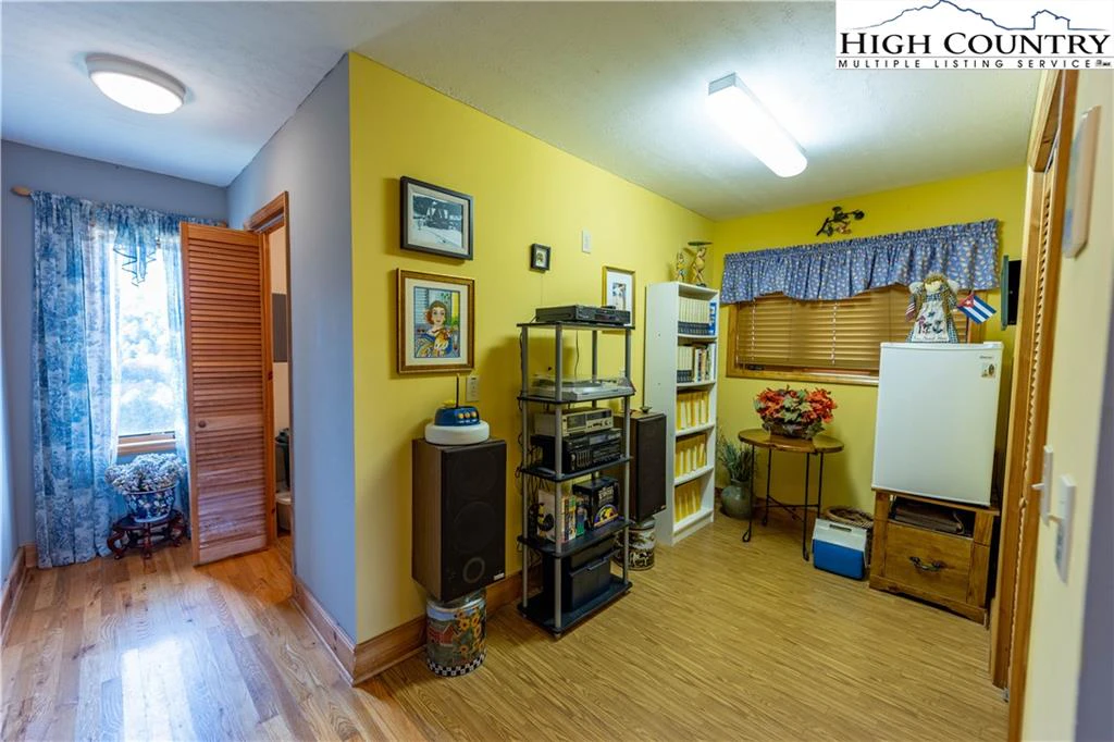 Image number 20 for the current listing