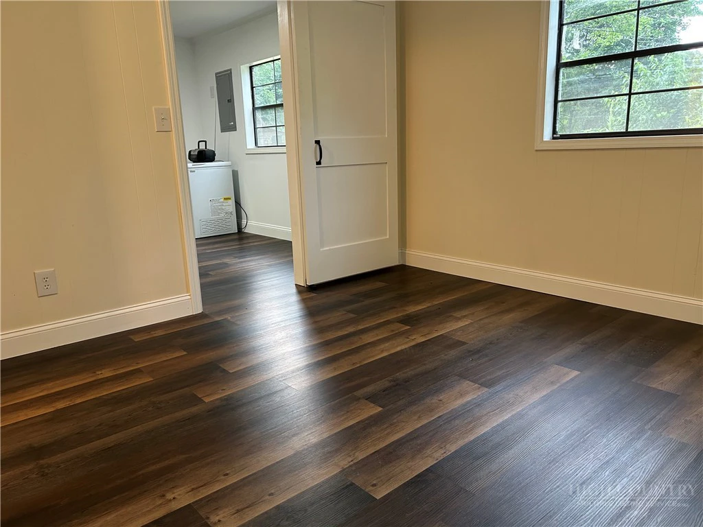 Image number 11 for the current listing