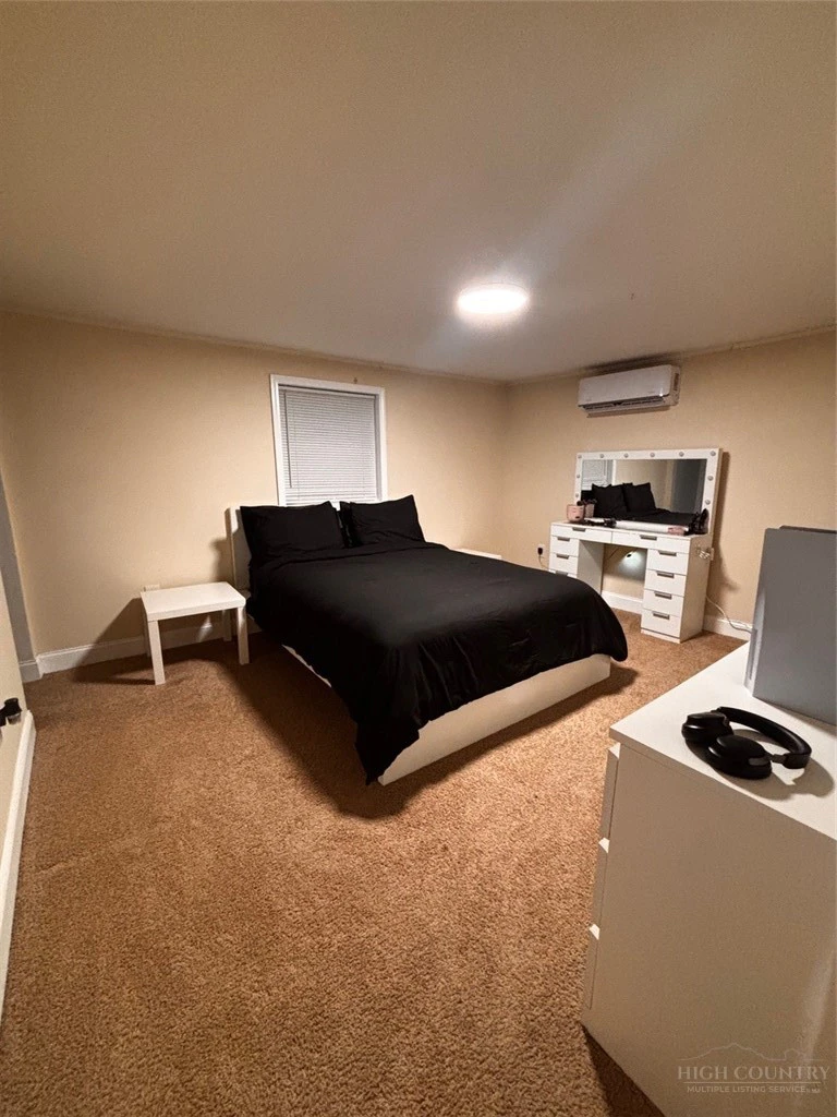 Image number 13 for the current listing