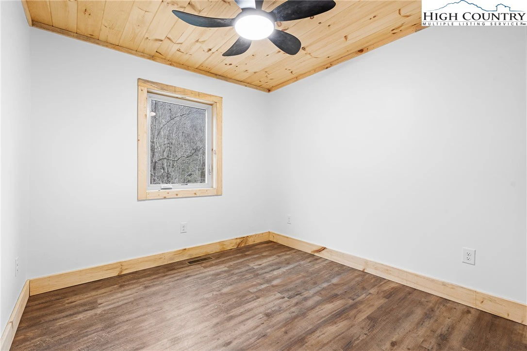 Image number 4 for the current listing