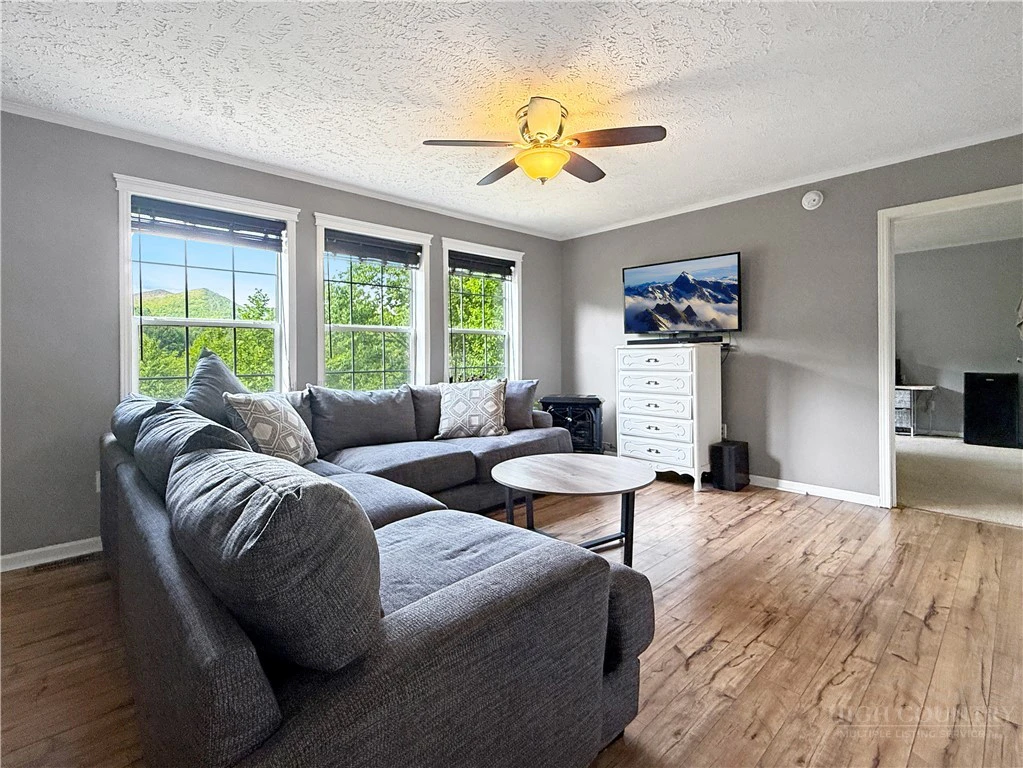 Image number 9 for the current listing