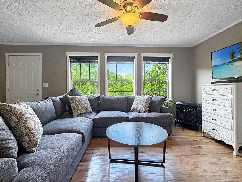 Image number 10 for the current listing